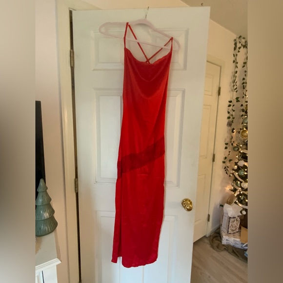 Red maxi dress with lace. - Picture 4 of 6